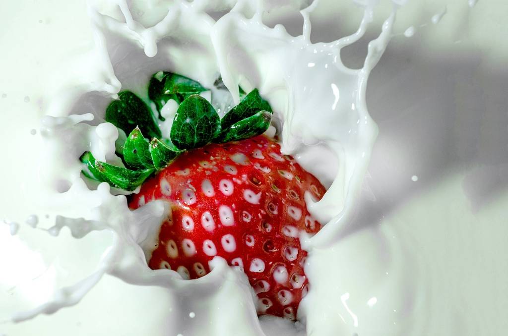 fraise dans du lait