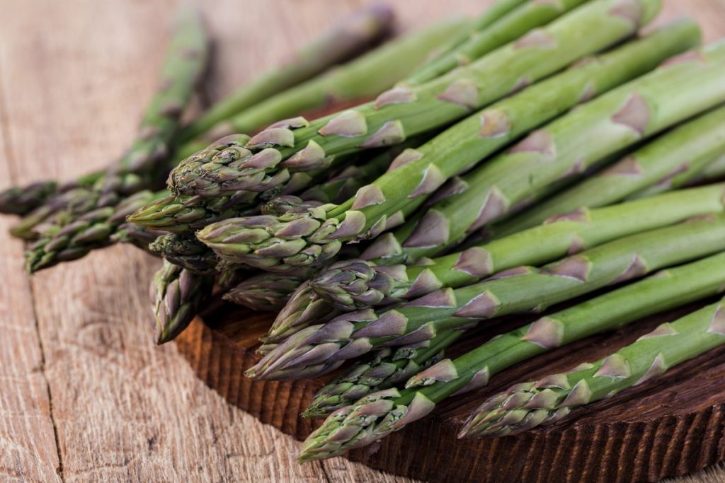 asperges sur la table
