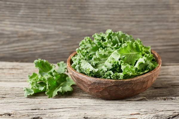 chou kale sur fond en bois