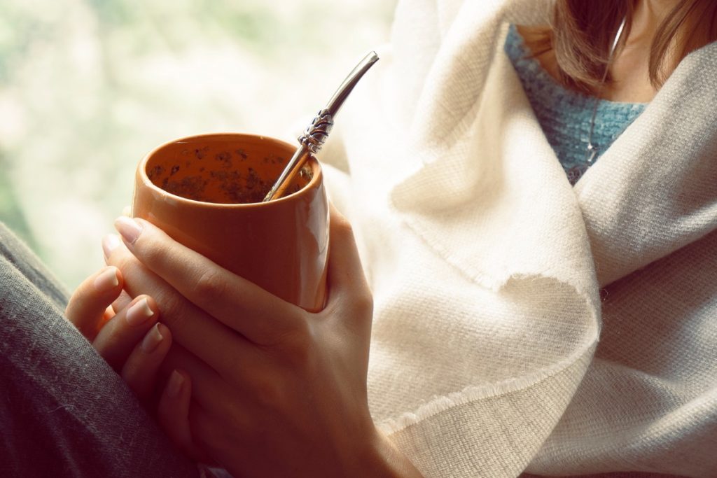 jeune femme buvant son maté