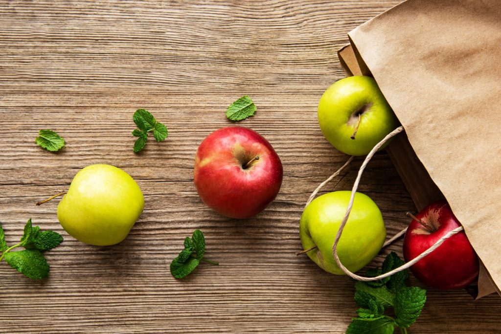 pommes fraîches dans un sac