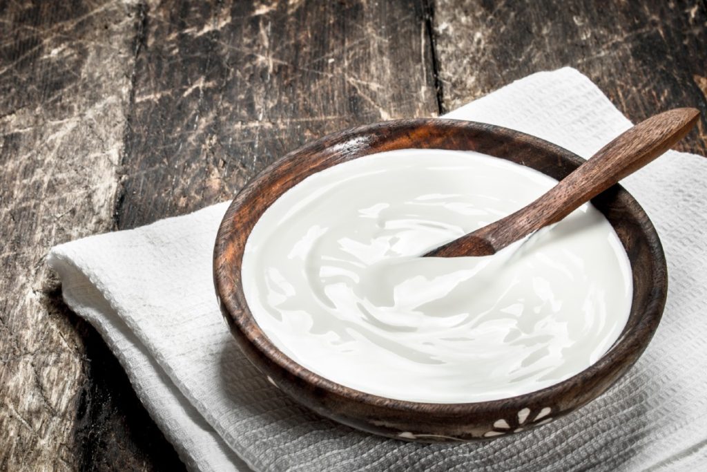 yogourt naturel dans un bol