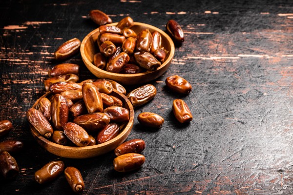 dattes sur une assiette en bois