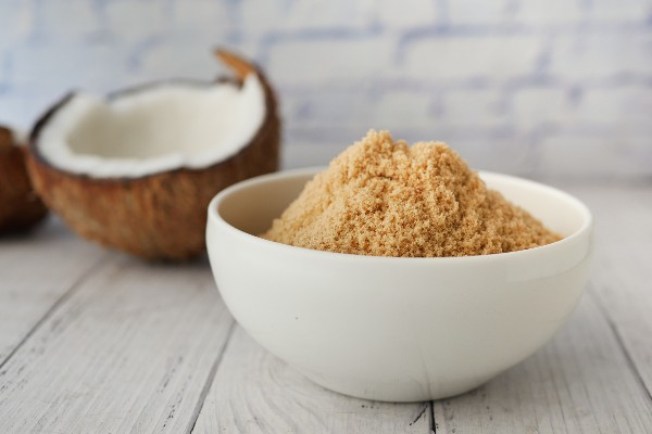 sucre de coco dans un bol