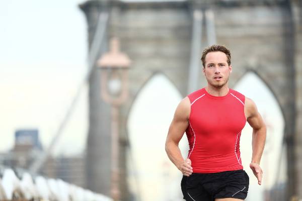 coureur avec t-shirt de compression